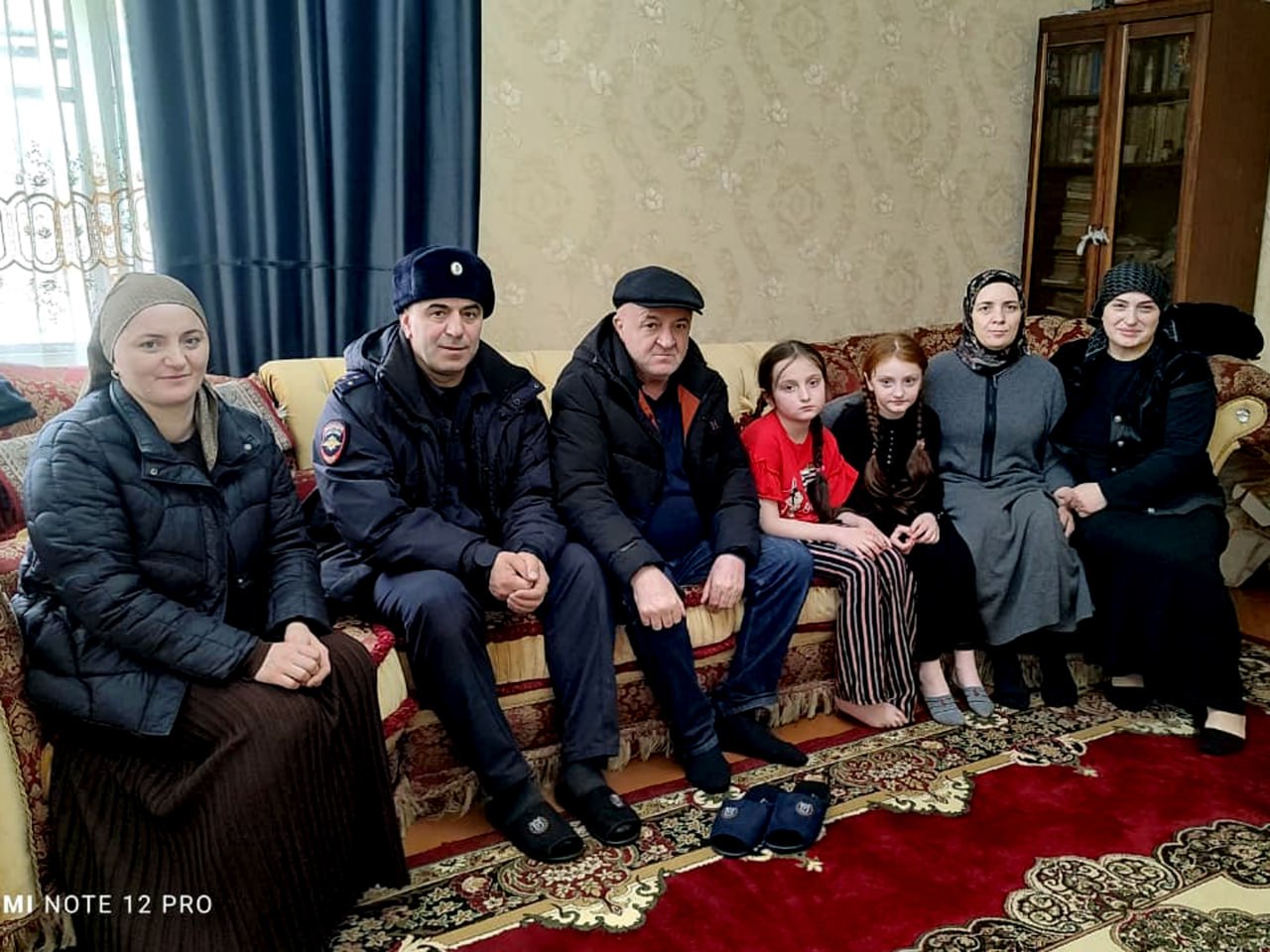 Забота о семьях: в Тляратинском районе поздравили женщин с наступающим 8 Марта